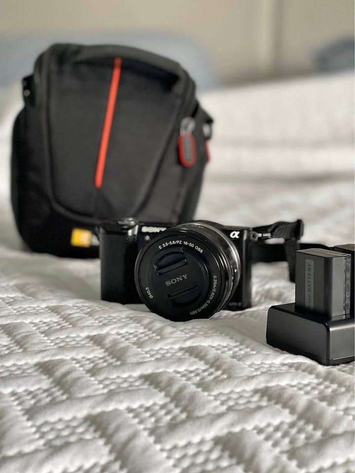 Sony a5000 Mirrorless Camera + (16-50MM Lens)